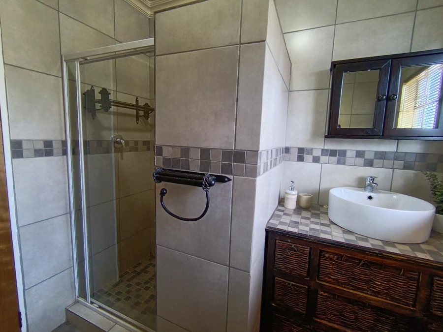 5 Bedroom Property for Sale in Langenhovenpark Free State